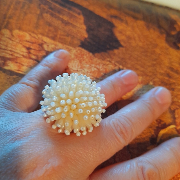 Mother Of Pearl Tone Cream Starburst Cluster Stretchy Ring - Picture 5 of 16